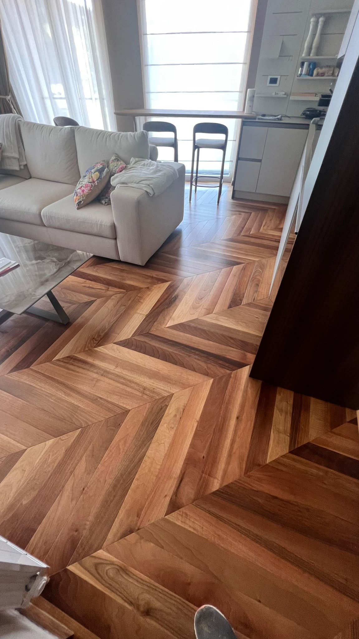 Topli tonovi i detalji — fotografija izvedenog poda